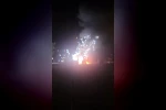 Tehlikeye aldırış etmeden yanan aracı kayda aldı