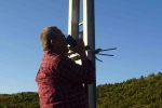 Telefon çekmeyen mezrada vatandaşlar elektrik direğine çıkıyor
