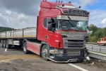TEM’de bariyerlere çarpan tırın dorsesindeki demir profiller yola saçıldı: 1 yaralı