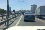 TEM’de para götüren motokurye düştü, yola saçılanları vatandaşlar topladı