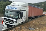 TEM’de tır bariyerlere çarptı: 1 yaralı