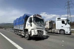 TEM’de tırdan kopan lastik kamyonun altına girdi