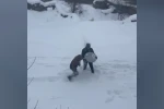 Tepsiyle kayarken havaya attı, kardeşinin başına isabet etti