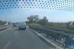 Ters yönden gelen at arabası trafiği tehlikeye attı