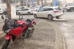 Ters yönden gelen motosikletin otomobille çarpışma anı kamerada: 1 yaralı
