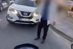 Ters yöne girip motorcunun üstüne sürdü: Tekirdağ’da otomobil sürücüyle motorcu arasında tartışma saniye saniye kameralara yansıdı