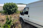 Ticari araç, çıkmaz sokağa girdi bahçeye düşmesine ramak kaldı
