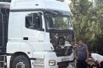 Tır, hafif ticari araca çarptı: 2 ölü, 2 yaralı