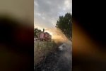 Tır lastiğinde çıkan yangın tarlaya sıçramadan söndürüldü