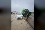 Tır otomobilin üstüne devrildi 