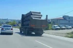 Tır üzerinde önlem alınmadan taşınan beton borular tehlike oluşturdu