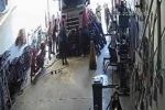 Tırın altında kalan baba ve oğlu onlarca esnafın müdahalesiyle kurtarıldı