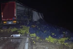 Tırın bariyerlere çarpması sonucu 1 yaralı