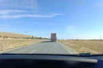 Tırın taşıdığı tuğlalar ile tehlikeli yolculuğu kamerada