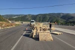 Tırın üzerinden yola savrulan ahşap paletler sürücülere zor anlar yaşattı