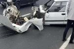 Tofaş marka otomobilin motoru fırladı: 2 yaralı