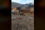 Tokat’ta uçuruma yuvarlanan traktörü kurtarmaya giden kepçe de devrildi
