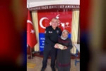 Tomarzalı yaşlı kadın, ördüğü çoraplarla yürekleri ısıttı