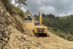 Tonlarca ağırlıkta olan evini eşyalarıyla birlikte rayların üzerinden iş makinesi yardımıyla yürütüp tapulu arazine çekti