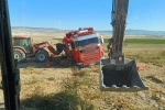 Tonlarca soğan taşıyan tır ıslak arazide toprağa gömüldü