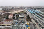 Tonlarca yükü metrelerce yükseklikte adeta iğne deliğinden geçiriyorlar