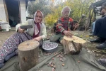 Topladıkları kozalakları kızgın ateşte saatlerce kaynatarak şifa deposuna dönüştürüyorlar