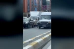 Topuklu ayakkabısıyla aracından inip servistekilere saldırdı