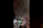 Topunu almak için çıktığı ağaçtan inemeyen çocuğun yardımına itfaiye yetişti