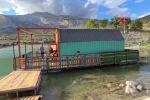 Tortum Gölü üzerinde yüzen ev ilgi odağı oldu