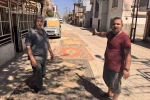 Tozdan bunalan mahalleli çareyi sokağa halı sermekte buldu