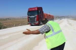 Tozlu yolda mutluluk saçıyor, kimse korna çalmadan geçmiyor