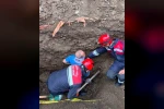 Trabzon’da belden aşağısı toprak altında kalan işçiyi itfaiye ekipleri kurtardı
