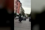 Trafiği tehlikeye atan motor sürücüsü ve yolcusuna ceza