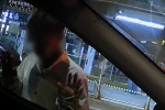Trafik ışıklarında araçlara ‘yapışan’ çocuklar araç kamerasına yansıdı