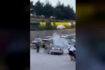 Trafik ışıklarında bekleyen otomobilden dumanlar yükseldi