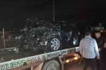 Trafik kazasında tırın altına aldığı otomobil, oto kurtarma aracının üzerinde alev aldı