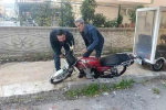 Trafik polisini görünce motosikleti bırakıp kaçtı