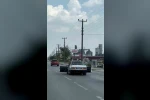 Trafikte akıl almaz anlar: Son ses müzikle kapıları açık vaziyette seyretti