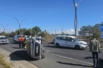 Trafikte bekleyen araca çarpan otomobil yan yattı: 2 yaralı