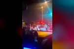 Trafikte yaşanan tekmeli, yumruklu kavgayı ayırmaya çalışan kadının zor anları kamerada