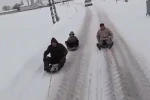 Traktör arkasında kayarak, o anları kayda aldılar
