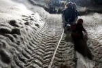 Traktöre bağlanan kızaklarla gün boyu kayak yaptılar