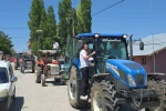 Traktörlerle konvoy yapılan düğündeki sürprizler davetlileri kahkahaya boğdu