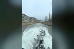 Traktörün suda gidişi ilgi çekti