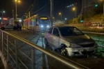 Tramvay yoluna giren alkollü sürücü önce kaçtı sonra geri geldi