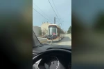 Tramvayın arkasına tutunan patenli çocukların tehlikeli yolculuğu