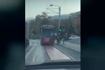 Tramvayın arkasına tutunarak yolculuk eden çocuk yürekleri ağıza getirdi