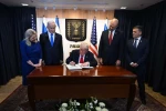 Trump, İsrail Meclisi’nde ziyaretçi defterini imzaladı: "Önemli ve güzel bir gün, yeni bir başlangıç"
