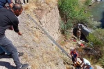 Tunceli’de araç uçuruma yuvarlandı: 3 yaralı