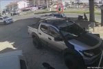 Tur minibüsü levhaya çarptı, temizlik işçisi saniyelerle ölümden döndü